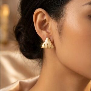 ✨ Vintage Monet Gold-Tone Triangle Clip-On Earrings ✨